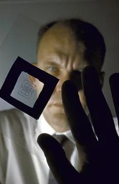 Texas Instruments engineer &amp; inventor Jack S. Kilby displaying negative required Foto stock