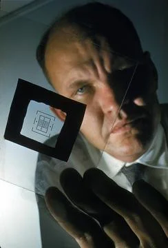 Texas Instruments engineer &amp; inventor Jack S. Kilby displaying schematic negativ Foto stock