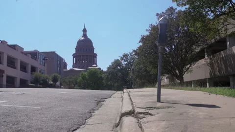 The Texas State Capitol behind empty street parking Stock Footage 130546563
