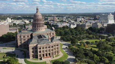 Texas State Capitol Dome With the Downtown Austin Skyline 스톡 동영상 98256045