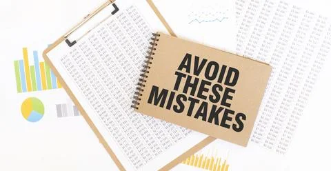 Text AVOID THESE MISTAKES on brown paper notepad on the table with diagram... Foto stock