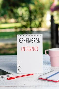 Text caption presenting Ephemeral Internet. Business overview Temporary access Foto stock