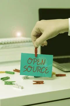 Text caption presenting Open Source. Business showcase contains the source code Stockfoto's