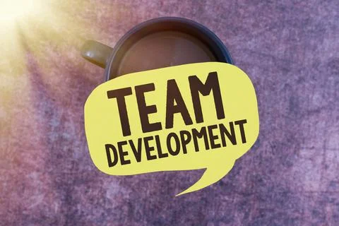 Text caption presenting Team Developmentlearn why and how small groups change Foto stock