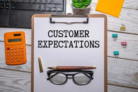 Text Customer Expectations on notepad with office tools. Foto stock