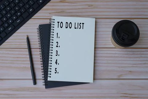 Text on notepad on wooden desk - To do list Stock Photos