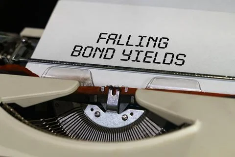 The text is printed on a typewriter - falling bond yields Stock Photos