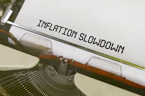 The text is printed on a typewriter - inflation slowdown 스톡 사진