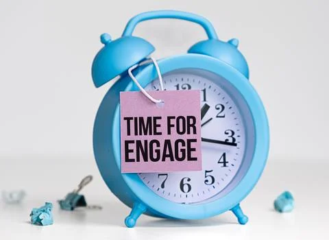 Text Time For Engage on white background near blue alarm clock Foto stock