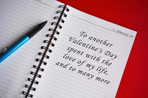 Text on white notepad with red background. Top view and Valentine's day conce 库存照片