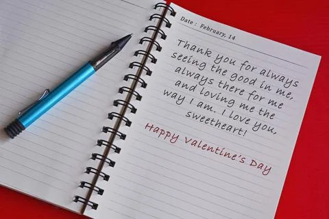 Text on white notepad with red background. Valentine's day concept Foto stock