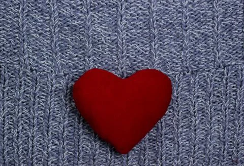Textile background. red heart on the soft knitted blanket. Valentines day con Foto stock