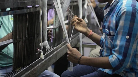 Textile Industry - Shot of workers passing threads into the heddles Vídeo Stock 115404573