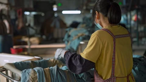 Textile Product Assessment Expert Inspecting Fabric Stitching on Jeans Line Vidéo 337449635