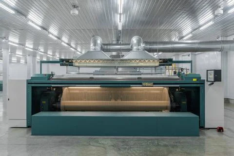 Textile yarn processing shop machine evaporates textile yarn. machinery an... Stockfoto's