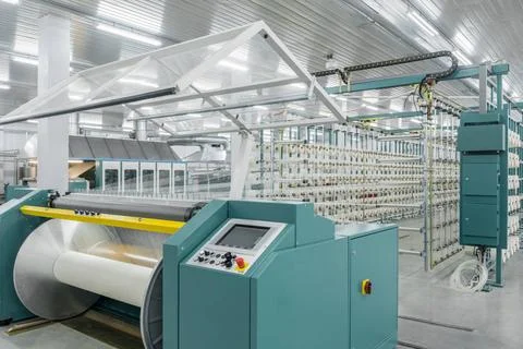 Textile yarn processing shop textile yarn on the wrapping machine is screw... Foto stock