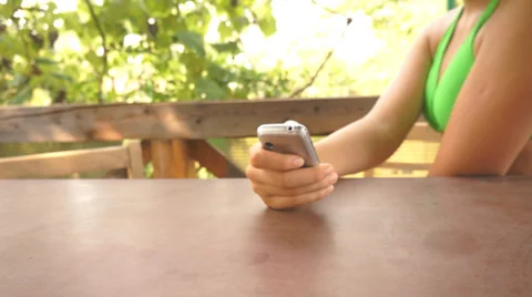 Texting on cell phone 스톡 동영상 27393455