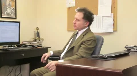 Texting during and interview. Vídeos de archivo 10828857