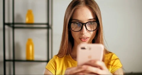 Texting a Message Видео 109014685