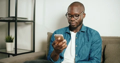 Texting a Message on Smartphone Видео 108996355