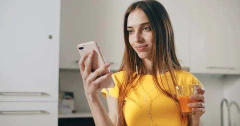 Texting on Smartphone 動画素材 109037965