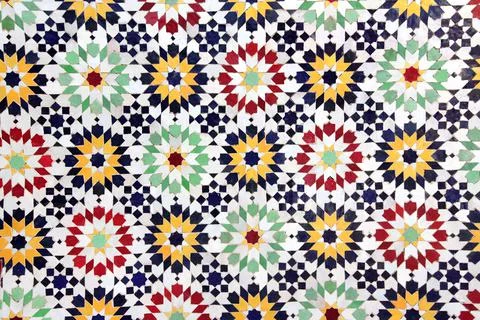 Texture of ancient wall with moroccan ceramic mosaic with geometric pattern Ilustración de archivo