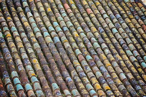Texture and pattern of weathered shingles on a roof. Horizontal shot. Foto stock