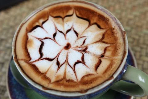 Texture art foam of spider web cappuccino hot coffee Stock-Fotos