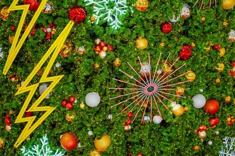 Texture background of branches of green decorated fragrant spruce toys, shi.. 스톡 사진