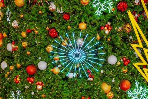 Texture background of branches of green decorated fragrant spruce toys, shi.. Foto stock