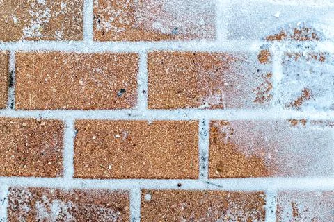 The texture of the cobblestone path covered with the first snow in winter. Foto stock