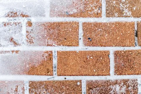 The texture of the cobblestone path covered with the first snow in winter. Foto stock