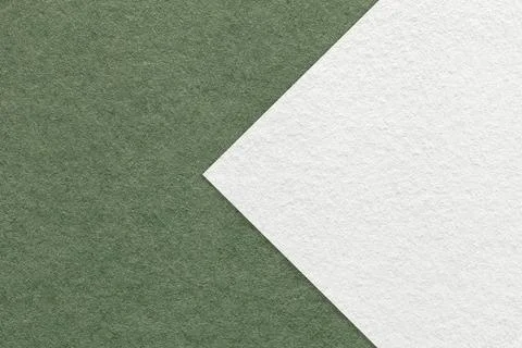 Texture of dark green paper background, half two colors with white arrow, mac Stockfoto's