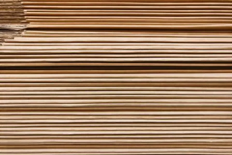 Texture of a large stack of brown paper, background Stockfoto's
