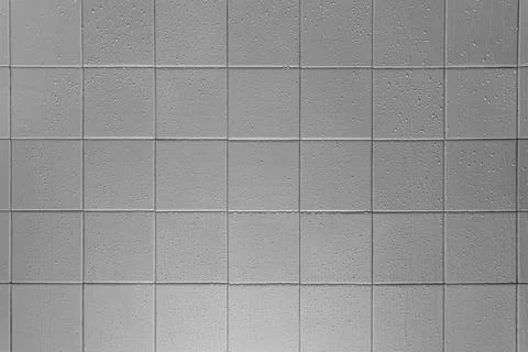 The texture of light gray square glossy ceramic tiles with water drops.  Foto stock
