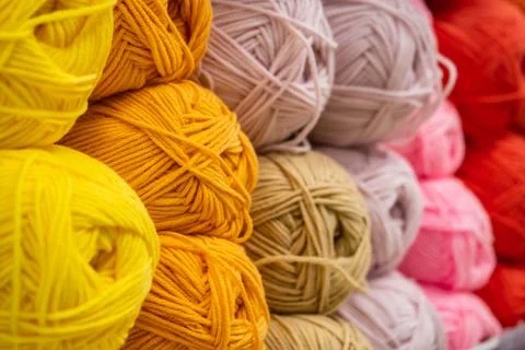 The texture of multi-colored fluffy woolen threads for knitting. 库存照片