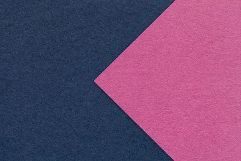Texture of navy blue paper background, half two colors with purple arrow, mac Stockfoto's