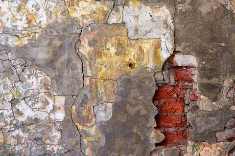 The texture of an old brick wall with cracks. The aesthetics of destruction. Foto stock