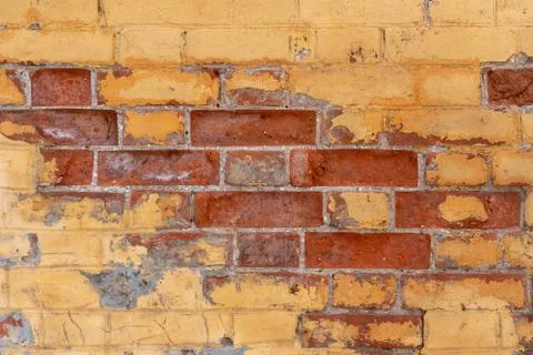 Texture old peeled brick wall yellow Foto stock