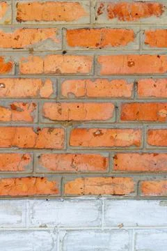 Texture of an old red brick wall background with a strip of white paint Foto stock