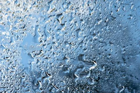 The texture of the raindrop is reflected on the mirror surface 5 Stock-Fotos