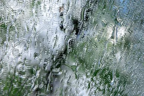 The texture of the raindrop is reflected on the mirror surface 2 Foto stock