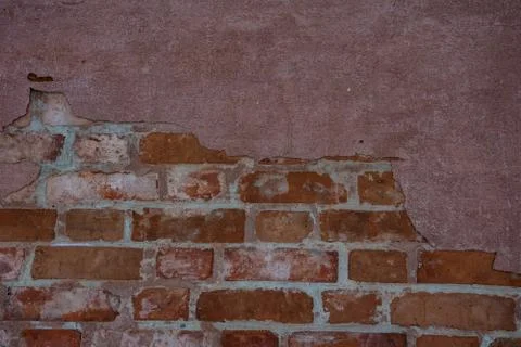 Texture of red brickwork with peeled white paint Foto stock