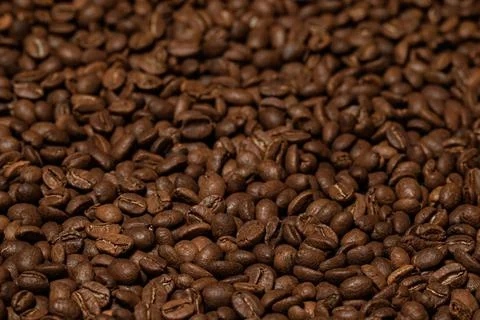 Texture of roasted coffee beans close-up, brown beans. 스톡 사진