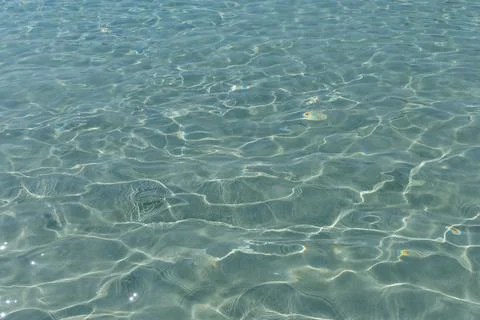 Texture of the sea water surface with small waves and sun reflections. Foto stock