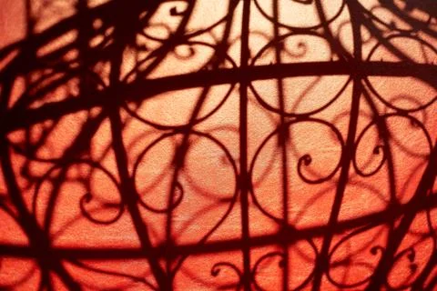 Texture.The shadow of the forged bars on red leather. Foto stock