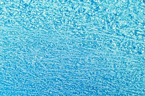 Texture of sparkling first cold ice. Blue snowy backdrop. Winter background f Foto stock
