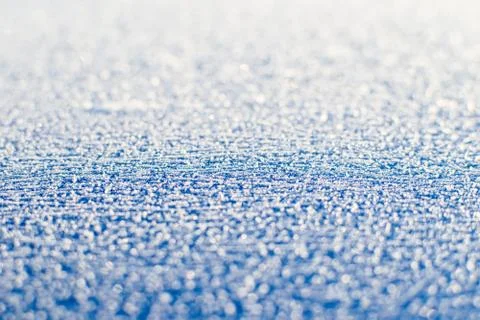 Texture of sparkling first cold ice. Blue snowy backdrop. Winter background f Foto stock
