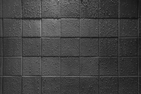 The texture of square glossy ceramic tiles with water drops. Hard dark lighti Foto stock