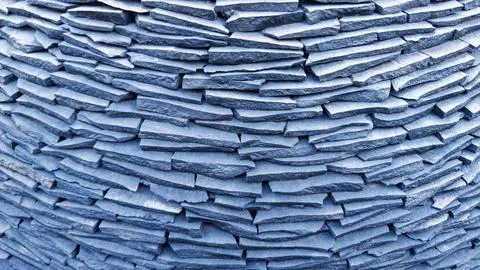 Texture of Stacked Grey Slate Stone Tiles on Curved Wall Surface Stock-Fotos